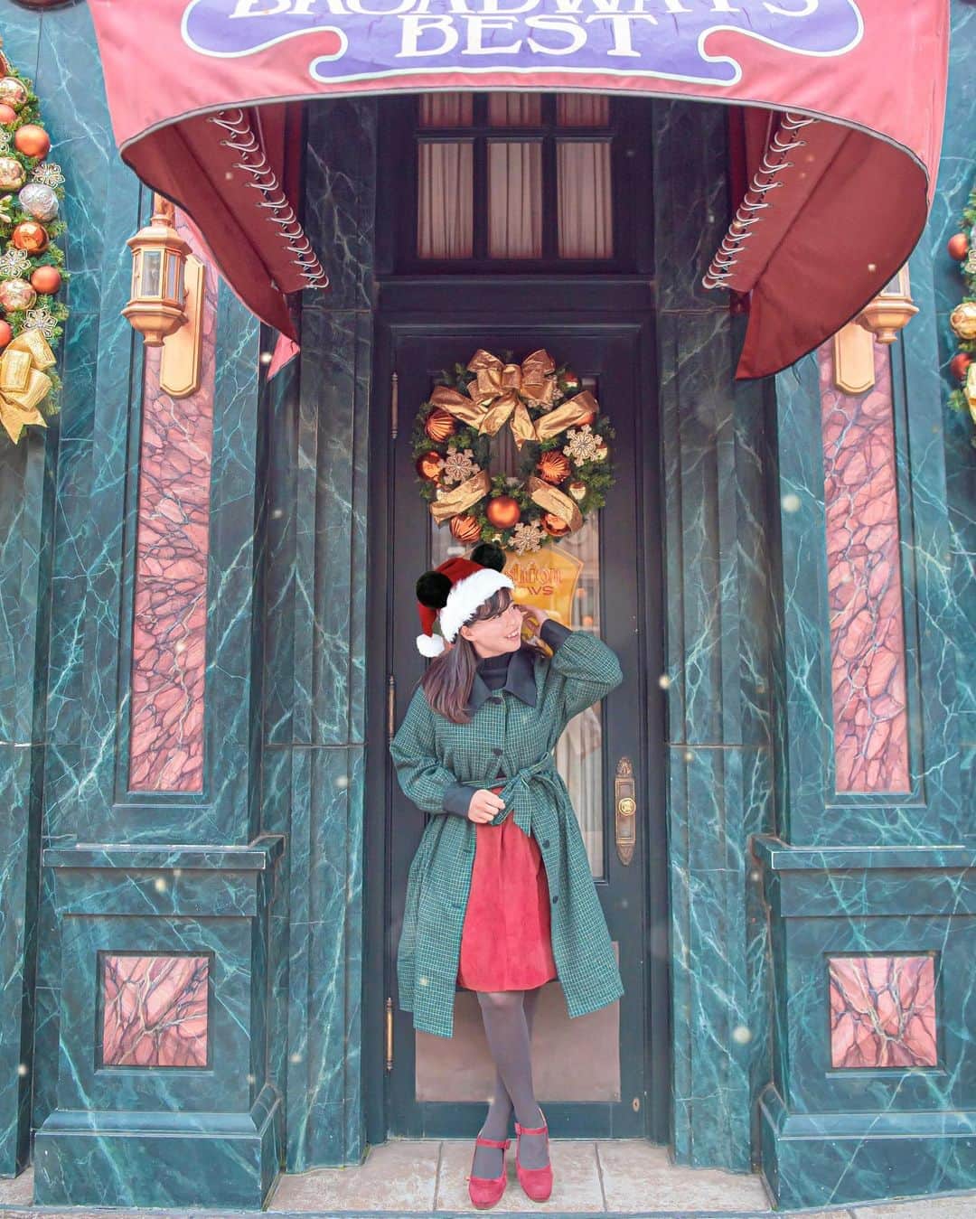 Kahoさんのインスタグラム写真 - (KahoInstagram)「. . 去年の今頃の写真☺️✨. . 赤と緑でクリスマス感全開！🎅🎄. 今年はどんな服でクリスマス期間を楽しむか. いまならワクワクしてるよ🤔🎄✨ . . 今年はクリスマスの装飾、. どれくらい出るのかな🥺✨. . この時期の1番の楽しみには、. クリスマスのBGMに変わったパークをお散歩すること☺️✨.  だからどうか！！！！. BGMが！！クリスマス仕様に！！. 変わりますように！！！. ってここ数日ずっと願ってます🥺✨笑. . . #disney #tokyodisneyresort #tds #disneygram #instadisney#disneyparks #disneyfan #disneyphoto #disneypic #tokyodisneyland disneyphotography #disneylove #disneyside #minniemouse #Disneybound #disneychristmas #christmas #disneyootd  #東京ディズニーリゾート #東京ディズニーランド #ディズニー #ディズニー風景 #クリスマスコーデ #クリスマスディズニー #ディズニークリスマス#クリスマスバウンド」11月4日 9時10分 - kah05disney