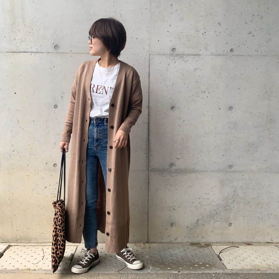 くんちゃんさんのインスタグラム写真 - (くんちゃんInstagram)「・ ・ ・ 一気に寒くなってきた𓂃𓇠 ・ ちょっと羽織るのに 使える @pierrot_shop の ﾛﾝｸﾞﾆｯﾄｶｰﾃﾞｨｶﾞﾝを愛用してる𓌽 ・ 長めのｶｰﾃﾞｨｶﾞﾝ欲しくて 色味もｼﾙｴｯﾄも素材も◎ ・ 少し深めのｽﾘｯﾄが両ｻｲﾄﾞに入ってるから 動きやすいよ𓅯 𓎤 ・ ・ 中に着てるTｼｬﾂも @pierrot_shop ので 夏から愛用してるよ𓎦 ・ #トップス (a2002-012263)：#pierrot #ピエロアンバサダー @pierrot_shop ・ #トップス (b1912-011421)：#pierrot #ピエロアンバサダー @pierrot_shop ・ ・ ・ #locari#ママリ#mamagirl#ママ#ママコーデ#ママファッション#お洒落な人と繋がりたい#おしゃれさんと繋がりたい#ootd#ootdfashion#instafashion#instagood#outfit#大人コーデ#大人カジュアル#大人ファッション#コンバース#メガネ女子#スニーカー#レオパード#ショートヘア」11月4日 9時10分 - kunchan1203