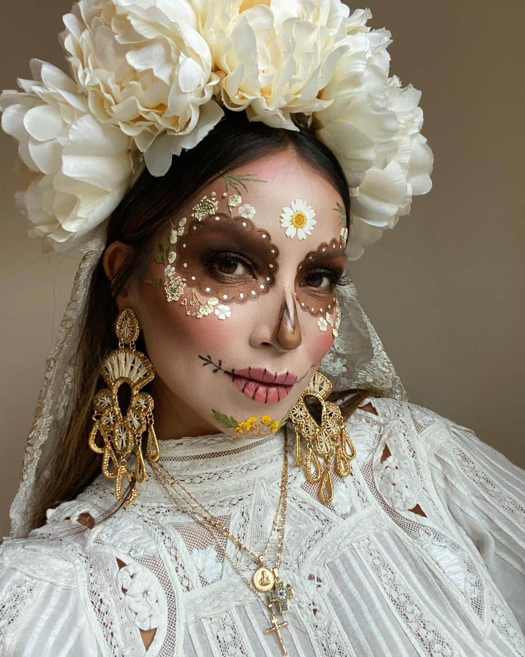 ジュリー・サリニャーナのインスタグラム：「So happy to give you my #diadelosmuertos look for this year(I know, I’m a little late! Sorry!) It’s one of my favorite Mexican holidays to celebrate because we get to honor and remember our loved ones who have passed away and I get to share with you my beautiful culture by dressing up with one of these catrina looks. I love that I get to work with my talented sister @lilylove213 every year on this as she does her magic on me! It’s become our sister yearly tradition & it’s my favorite! I was inspired by her bride catrina recently and I wanted to do my own version of it. I told her I wanted dry flowers to be a part of the look and well, here it is! I hope you guys love it as much as I do! Make sure to follow my sister @lilylove213 for constant inspo especially for #DDLM #dayofthedead 🌼💀  It’s been a hard year for all of us with everything going on in the world and this year has been extra difficult for me as I’ve lost some family this year (plus mourning Kobe too) So this year was extra meaningful for me to dress up and honor my loved ones. I will forever remember them & love them. 🤍🙏🏽」