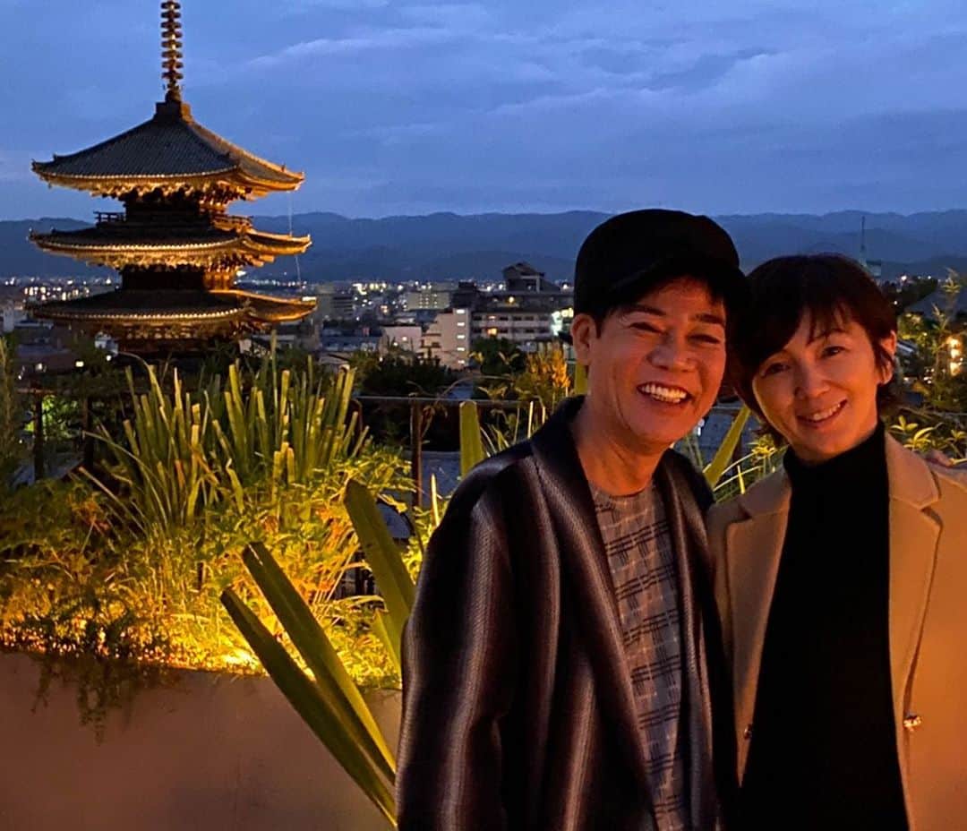 のインスタグラム：「今日で52歳になりました🎂今年も京都にて大好きな家族のような友人家族たちに囲まれ誕生日をしてもらいました🎁本当に楽しく幸せな時間でした🎊 感謝です😃 #東京にいるスタッフ友人メッセージやプレゼントありがとうございます🎁 #ヨッシーちほちゃんひなけい本当にありがとうこれからも家族でいてね #応援してくれてる皆様にも感謝です」