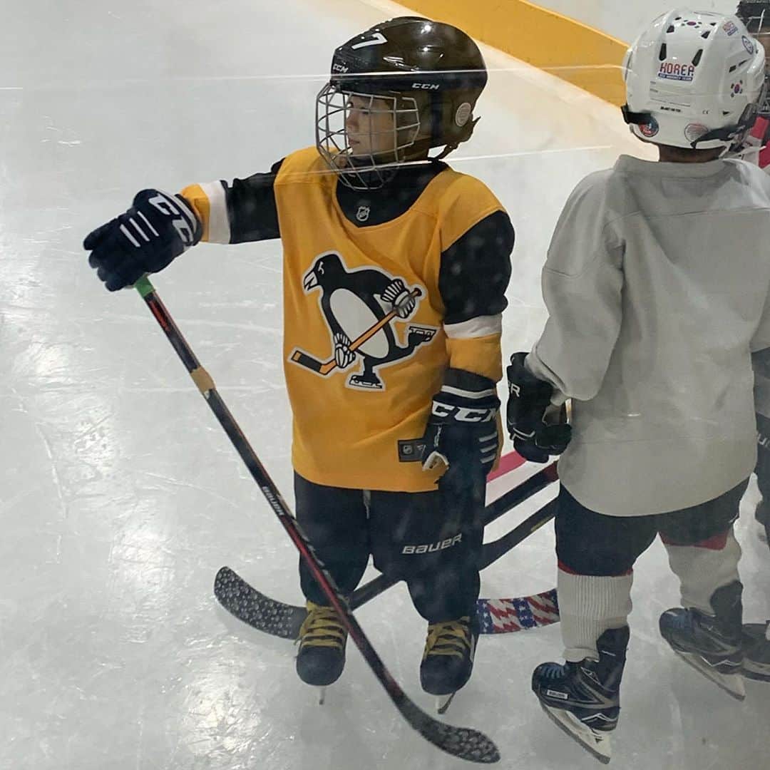 サム・ハミントンのインスタグラム：「He already wants to be like Sidney Crosby 벌써 시드니 크로스비 되고싶다 하던데」