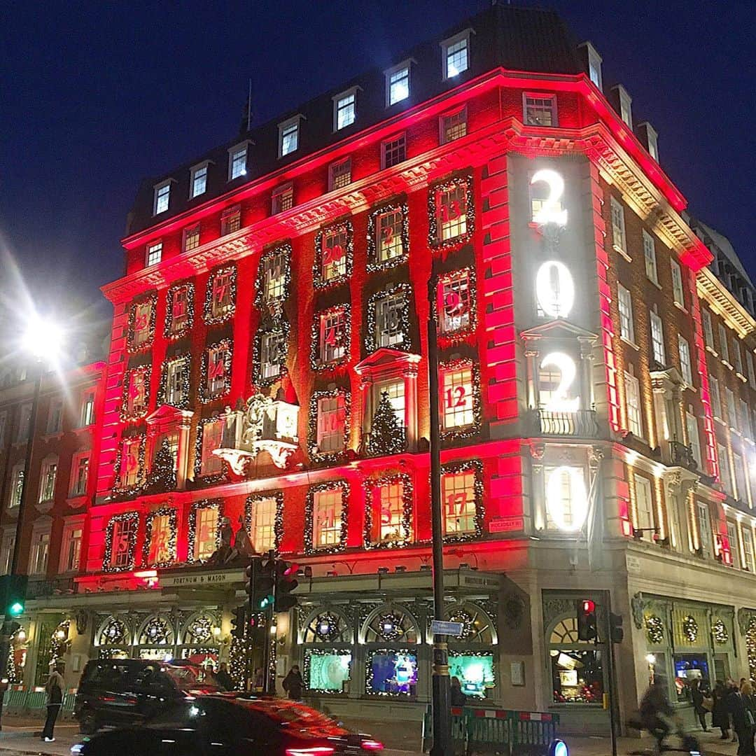 渡辺枝里子のインスタグラム：「【Fortnum&MasonがXmas仕様に🎄💕】  📍 @fortnums   英国王室御用達デパートのフォートナム＆メイソン。  イギリスは明後日から再びロックダウンになり、デパートや飲食店が閉まる為、その前に買い出しを…と思って来てみたら。。  外観がアドベントカレンダーにデコレーションされていた💕🎄 (写真は昼＆夜バージョン)  アドベントカレンダーとは、クリスマスまでの日数を数えるカウントダウンカレンダー☺️  1から24まで番号が書いてある小窓を12月1日から1日1つずつ開けると、  1日1つずつ何かがもらえるというわくわくもの🎁♫  街も少しずつイルミネーションの準備を始めているし、 12月、ロックダウンが無事に空けてくれますように😌✨ * * * * *  #london #londonlife #uk #londondiaries  #fortnumandmason #departmentstore #christmasdecor  #ロンドン #ロンドン日記 #ロンドン生活　#ロンドンライフ　#フォートナムアンドメイソン #デパート　#アドベントカレンダー　#クリスマスイルミネーション #渡辺枝里子」