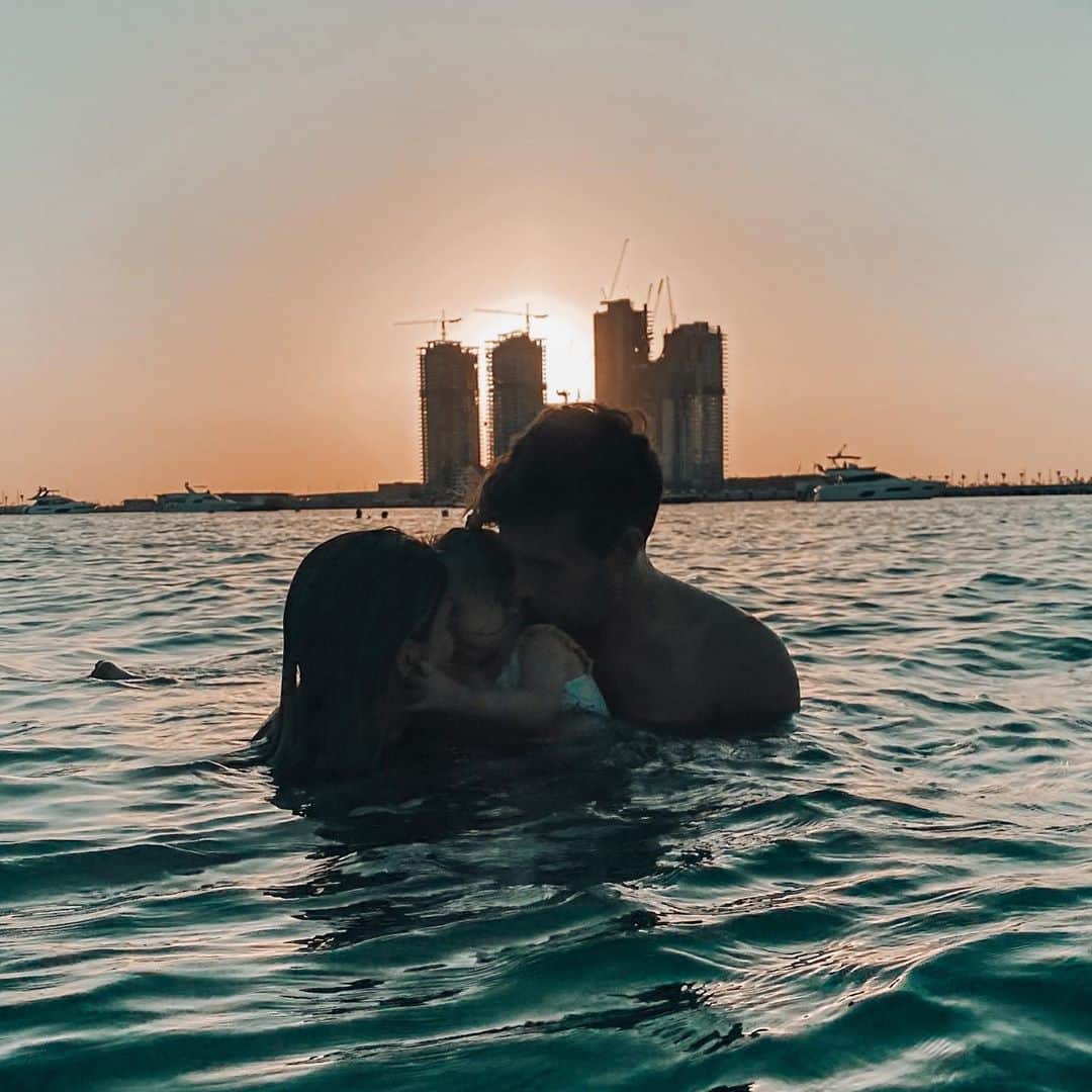 エイミー・ウィラートンのインスタグラム：「Sorry #lockdown we are escaping you....😂... genuinely gobsmacked that we are in this position as we were supposed to already be home by now ...However with everything being open here in #Dubai ... it makes no sense for us to fly home. So I’m taking it as an extremely lucky sign and going to enjoy the freedom being here offers us 🙏 ... I’m a home girl at heart and I miss my #bristol family and my 🐈 🐱 so much! Sending you all a virtual hug in these crazy , crazy times xxx swipe to see a summary of how they are dealing with #covid over here 😅#simples」