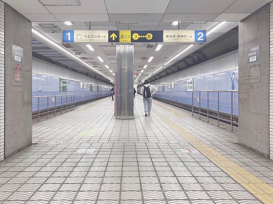 のインスタグラム：「#地下鉄  なんで駅で写真撮ったのか思い出せへんけどカメラロールに入ってた🤣🤣 . #大阪メトロ  #大阪市営地下鉄  #四ツ橋線  #肥後橋」