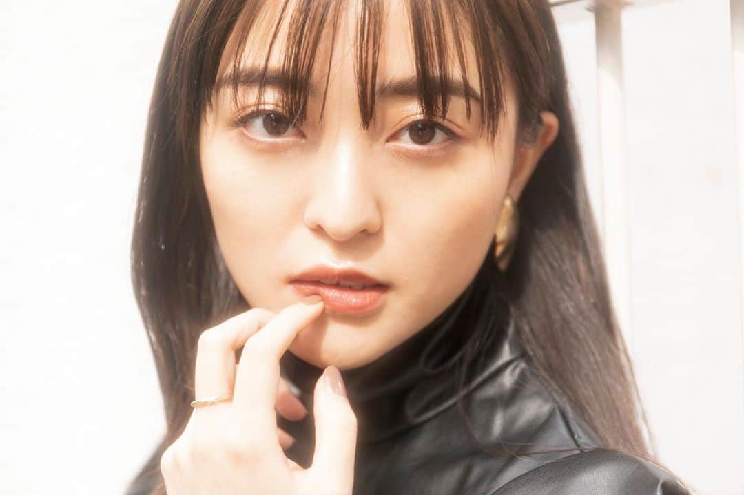 斉藤瑞季のインスタグラム：「morning🌞  #作品撮り #作品撮りモデル #作品撮りメイク #秋冬コーデ #秋冬ネイル #秋冬ファッション#秋冬メイク #ブラックコーデ #ブラウンネイル #ブラウンリップ #ゴールドアクセサリー #黒髪ロング」