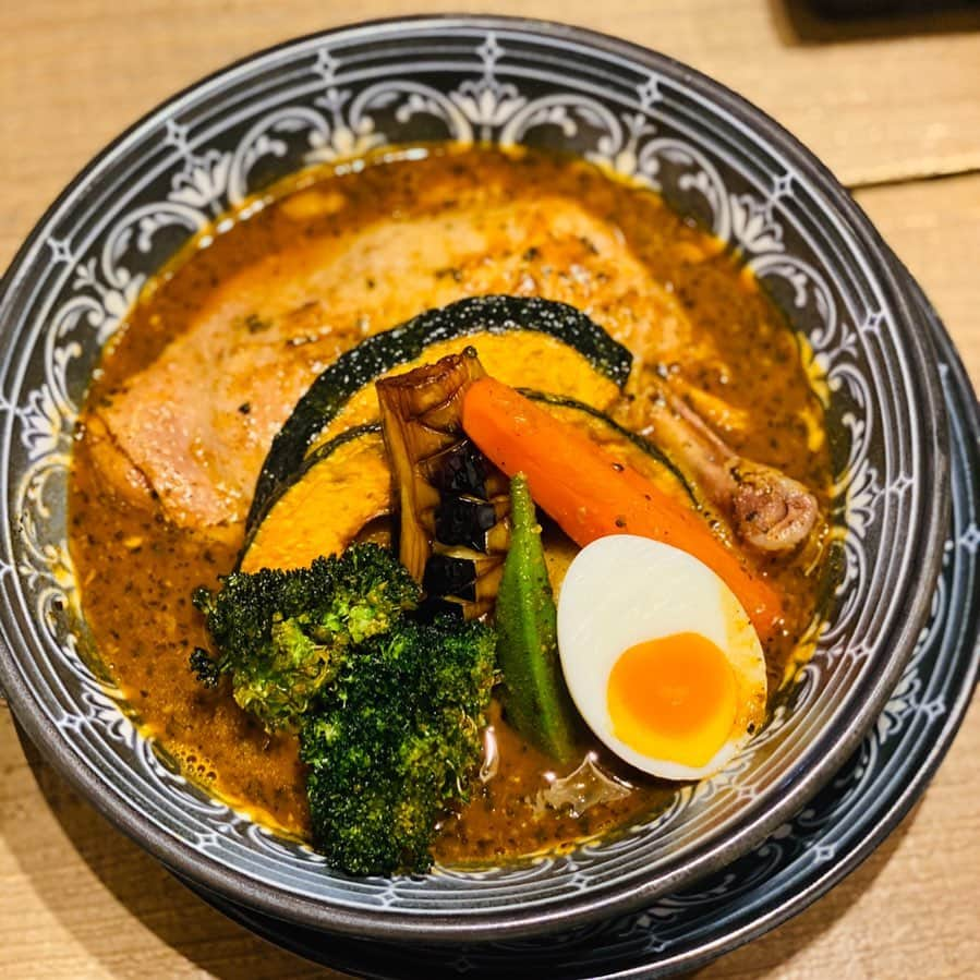 タカさんのインスタグラム写真 - (タカInstagram)「札幌に来た際には　是非スープカレーを。 どこで食べてもおいしいです。 ちなみに写真のは　らっきょ　の スープカレーです。」11月4日 9時30分 - taka.tkg