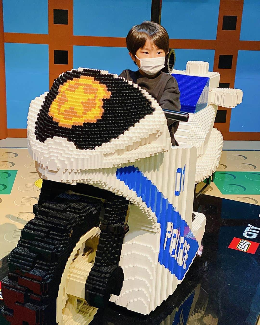 辻元舞さんのインスタグラム写真 - (辻元舞Instagram)「. 昨日の祝日は、最近また#レゴクラシック でLEGO熱が再発している長男と#レゴデュプロ にハマっている次男を連れて、念願のレゴランドに行ってきました😆🧱  レゴで遊べるスペースや体を動かせる遊具もあるし、アトラクションまであって 4歳も1歳も両方楽しめて良かったです👶🏻👦🏻♡  写真で見ると2人とも大きくなったな🥺 次男なんていつまでも赤ちゃんだと思っちゃうけど今月でもう2歳🥺 ゆーっくり育ってね☺️  #お台場#レゴランド#レゴランド東京#LEGO#兄弟#3歳差兄弟#4歳#1歳#男の子ママ」11月4日 9時43分 - mai_tsujimoto