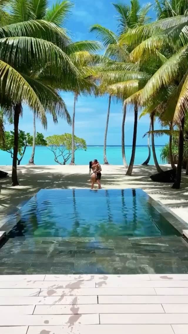 BeStylishのインスタグラム：「Just you and me in paradise at @thebrandoresort 😘🏝 TAG your travel partner! 💙   _ #thebrando #reels #paradise #tetiaroa #bestylish #holiday」