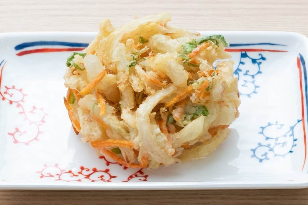 はなまるうどんのインスタグラム：「今日は #かき揚げの日です。  おうどんと一緒に #野菜かき揚げ はいかがでしょうか😌  最初は何もつけずにそのままで。シンプルに野菜の甘味とサクサク食感を。 次はお出汁につけて。ジュワーッと天ぷらにしみ込むお出汁と�のハーモニーを楽しむのが好きです😋   #うどんはもちろんごはんにもあう  #はなまるうどん  #かきあげの日  #野菜かき揚げ  #テイクアウト  #うどんのお供」