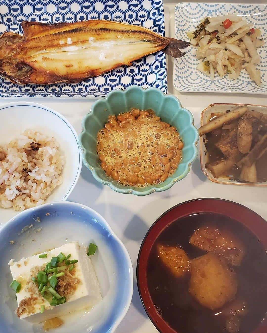 桃井かおりさんのインスタグラム写真 - (桃井かおりInstagram)「干物朝定食‼️糠漬けの古漬け食べ切りたいので、刻んで茗荷ととうがらしの甘酢も、お好みで納豆や冷奴に混ぜても良いよ～‼️#la暮らし #かおり飯 #おいしい #まだまだおうち時間」11月4日 9時47分 - kaori_momoi