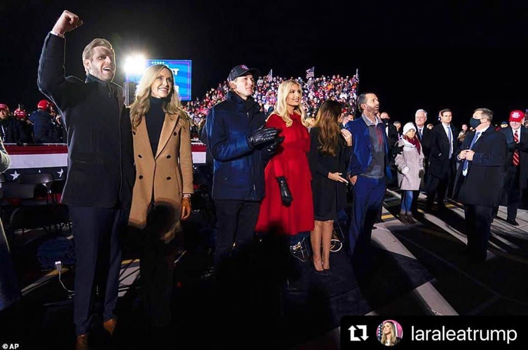 ドナルド・トランプさんのインスタグラム写真 - (ドナルド・トランプInstagram)「#Repost @laraleatrump  ・・・ That’s a wrap, Michigan! LET’S GO, AMERICA!!! 🇺🇸🇺🇸🇺🇸🇺🇸」11月4日 9時48分 - realdonaldtrump