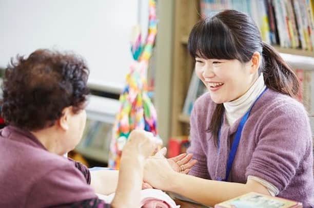 日本アロマ環境協会(AEAJ)のインスタグラム：「◇12/13（日）開催 アロマ大学第4弾の追加申込受付決定！  「ボランティア学科」では、ボランティア活動をされているAEAJ会員の方々を講師にお迎えし、実践的なお話のほか、具体的な方法、継続するためのコツなどを学びます。参加された方からも「ボランティア活動に参加してみたくなった」「今後の活動に活用できそうなヒントがたくさんあった」などたくさんの声をいただいています。  活動されている方はもちろん、これから始めようと思っている方、興味はあるけど初めの一歩が踏み出せないという方も、活動のヒントやきっかけを見つけてみませんか。  対象学科 ・ストレスケア学科 ・ボランティア学科①② ・Aroma Salon（無料）  ▽詳細・お申し込みはこちら（11/20締め切り） https://www.aromakankyo.or.jp/aromacollege/online_1213/index.html」