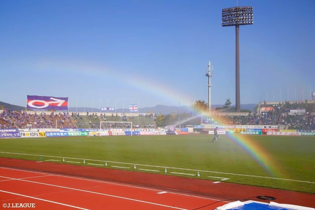 Ｊリーグさんのインスタグラム写真 - (ＪリーグInstagram)「.﻿ 秋晴れのスタジアムに架かった虹🌈﻿ ﻿ #Ｊリーグ﻿ #jleague﻿ ﻿ #ヴァンフォーレ甲府 ﻿ #ventforet #🐶﻿ #スタジアム #stadium﻿ #景色 #風景 ﻿ #虹 #rainbow #rainbow🌈﻿ #にじ#虹色 #七色﻿ #nizi #🌈﻿ #空 #そら #青空﻿ #空が好きな人と繋がりたい ﻿ #そら部 #そらがすき」11月4日 9時59分 - jleaguejp