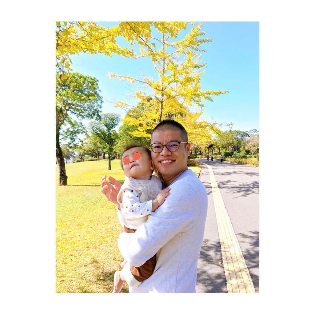 岩崎弘志さんのインスタグラム写真 - (岩崎弘志Instagram)「. 秋真っ盛り🍁⤴︎ . #鹿児島 #kagoshima #かごしま #かごんま #イチョウ #紅葉 #家族写真 #親子写真 #familyphoto #長男くん #赤ちゃんのいる生活 #7ヶ月ベビー #親子で楽しむ #晴天☀️ #鹿児島観光 #kagoshimacity #MBC #MBCラジオ #MBCテレビ #tegeh #tege2 #かごしま4 #アナウンサー #休日の楽しみ #autumn2020🍁」11月4日 10時10分 - iwasakikoji0326