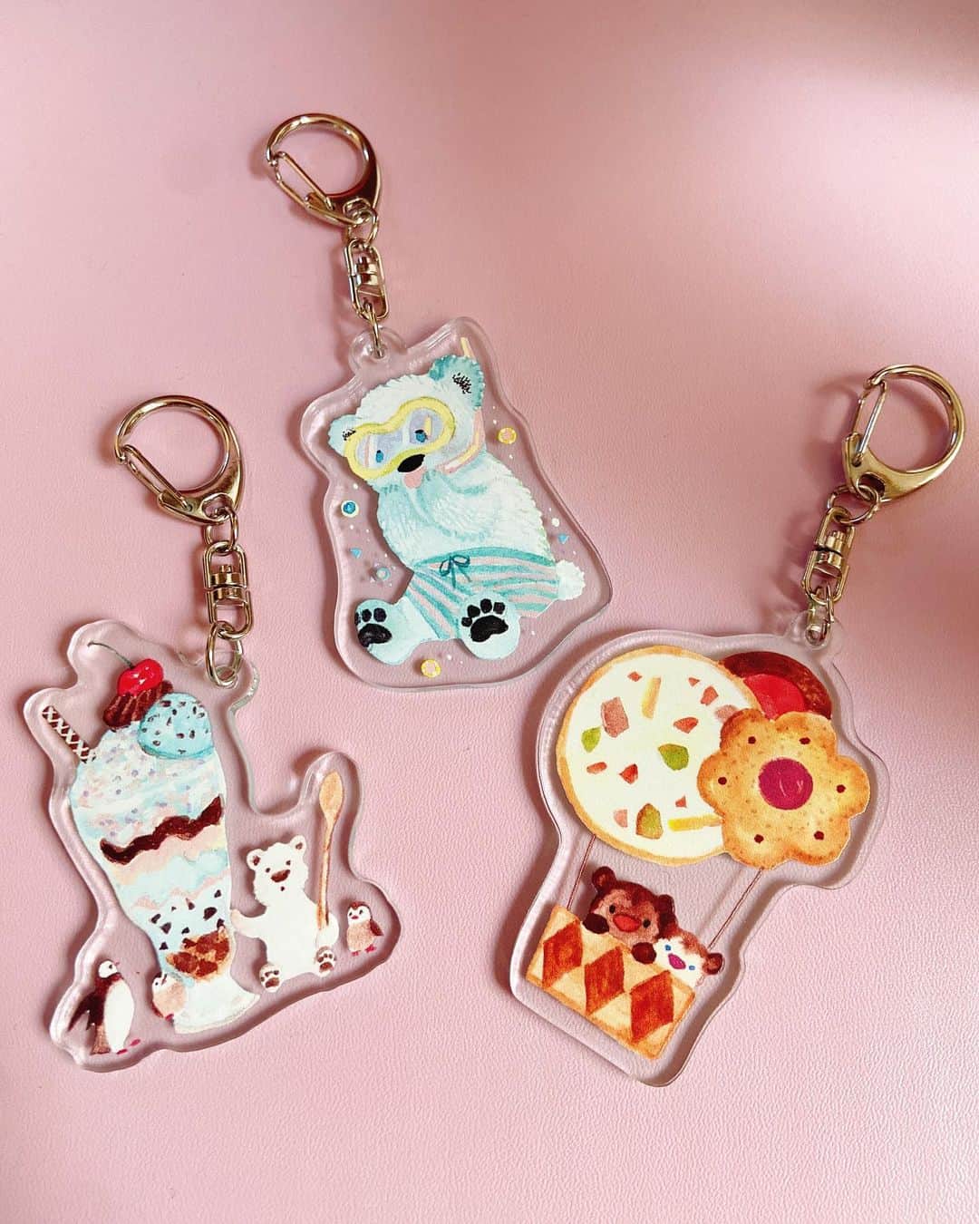 おおで ゆかこのインスタグラム：「アクリルキーホルダーが出来上がったのですが 7日からの個展で販売させて頂きます。こちらについてはご好評頂ければ今後通販でも販売できればと思っています。透明感が可愛いです！」