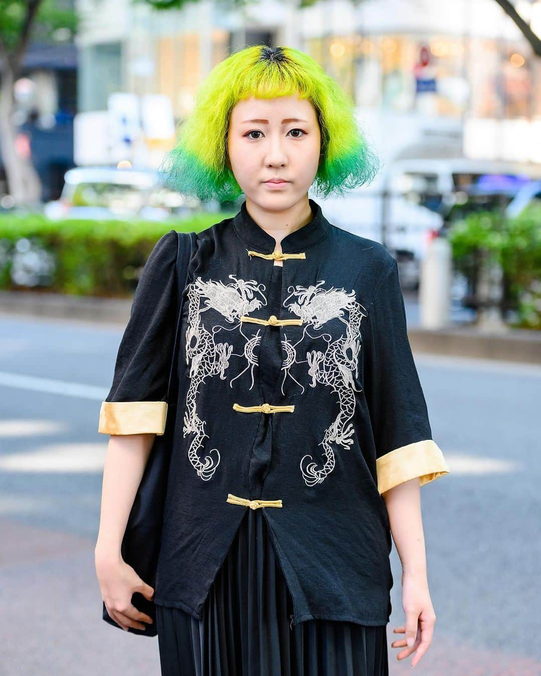 Harajuku Japanさんのインスタグラム写真 - (Harajuku JapanInstagram)「Juan (@ju_in618) on the street in Harajuku with a green-yellow hairstyle, twin dragons top with Chinese knot buttons, a Ginga: Nagareboshi Gin Zetsu Tenrou Battouga bag, pleated skirt, and Yosuke platform sandals.」11月4日 10時17分 - tokyofashion