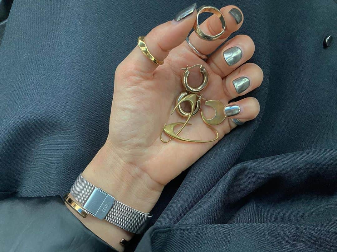 井上花実のインスタグラム：「色褪せてしまったゴールドのアクセサリーたちを修理にだした ピアスお気に入りだったから寂しいけど、長く使うためにしばらくプロにあずけました👨🏻‍🔬 きれいになって帰ってきてね🥺 : #アクセサリー#シルバーアクセサリー#ゴールドアクセサリー#pluie#pluiehair#アクセサリーお直し#accessories」