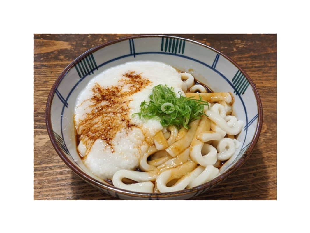 のインスタグラム：「初 伊勢うどん⛩ 私はとろろ入り。想像していたよりは、麺がふにゃふにゃではなく食べやすく美味しくいただきました。 #isejingu #iseudon #iseshrine  #伊勢うどん #美味しい #有難くいただきます  #とろろは #滋養強壮  #お伊勢参りと言えば #弥次喜多さん」
