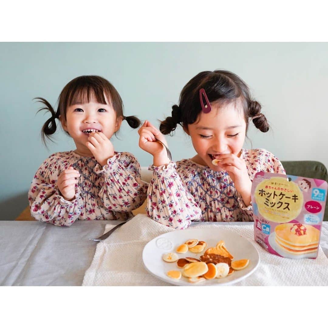 Kyooonのインスタグラム：「ミニミニホットケーキ作り🥞﻿ （パンケーキシリアルというのかな？）﻿ ﻿ ﻿ アサヒグループ食品さんからいただいた﻿ 和光堂「赤ちゃんのやさしいホットケーキミックス」。﻿ 水を入れて焼くだけで簡単にできてもう最高🥺﻿ もちろん豆乳で作ったり、お野菜を入れてもおすすめ🥕 （サイトに9か月頃から使えるアレンジレシピも載ってたよ🗒）﻿ ﻿ 私が見守りながら、ふたりに一口サイズに焼いてもらったら、普段あまり食べない次女もバクバク食べてくれました🍴救世主だよこれ🦸‍♀️﻿ ﻿ ﻿ 鉄・カルシウムがたっぷりなのでおやつはもちろん朝食の1品としても良いし、水だけでも麦芽糖の素朴な甘味が美味しい😋着色料・香料不使用です🥞﻿ ﻿ ﻿ 次女のおしゃべりがほんと可愛くてたまりません🎞🥺💕﻿ （動画内のトッピングは我が家のものです◟̊◞̊）﻿ #PR#和光堂#和光堂ベビーフード#新米ママ#ママ#子育てママ#ホットケーキミックス#離乳食#おやつ#ホットケーキ#姉妹#4歳差姉妹」