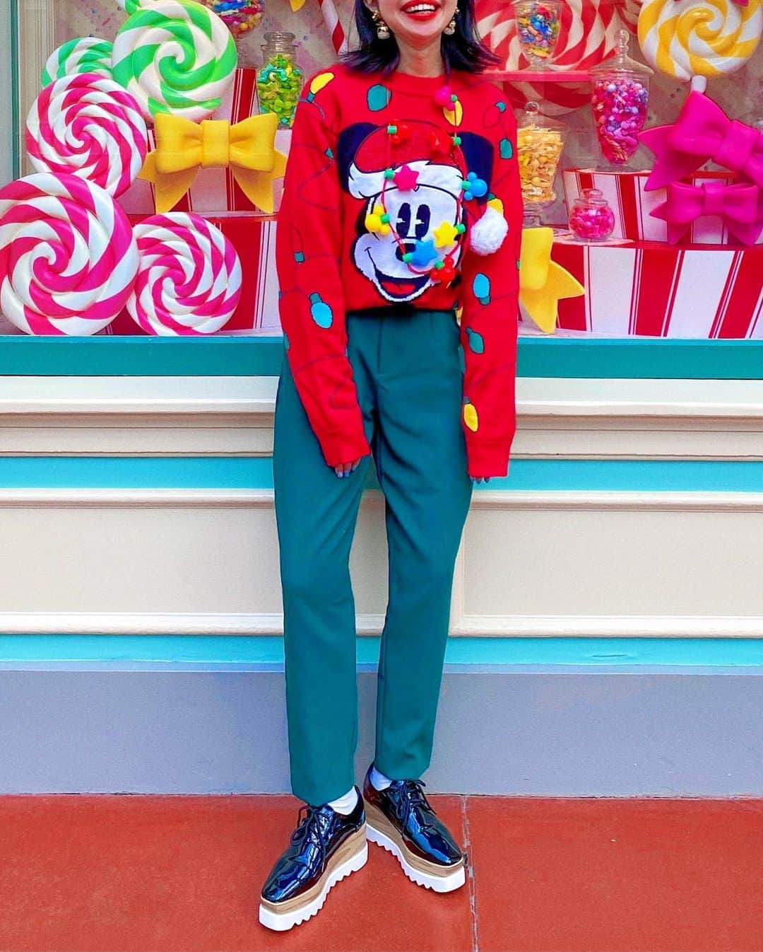中島奈津希さんのインスタグラム写真 - (中島奈津希Instagram)「🎅🏻🎄🎁﻿ ﻿ ﻿ ﻿ ﻿ ﻿ ﻿ メリークリスマース🎅🏻❤️🎄﻿ ﻿ 、、、はまだ早いけど。笑﻿ ﻿ ﻿ ﻿ ﻿ ﻿ ﻿ #ディズニークリスマスバウンド の全身はこんな感じでした🤭❤️💚❤️💚❤️﻿ ﻿ #アグリーセーター は﻿ #ディズニーストア (@disneystore.jp )🧶﻿ #キャンディーケーン の#スパンコールカチューシャ と﻿ 電飾は#ボンヴォヤージュ で買ったものだよ🐭🎁﻿ ﻿ ﻿ ﻿ この時期よく履く#zara のグリーンパンツもお気に入りです🤭💚🩲笑﻿ ﻿ ﻿ ﻿ ﻿ ﻿ ﻿ ﻿ 歩くクリスマスツリーかってぐらいカラフルだね😀🎄笑﻿ ﻿ ☁️☁️☁️☁️☁️☁️☁️☁️☁️☁️☁️☁️☁️☁️☁️☁️﻿ #disneysisters_jp ←#中島姉妹 ディズニーまとめ👭🏻﻿ #東京ディズニーランド ﻿ #ディズニークリスマス　﻿ #ディズニーバウンド」11月4日 10時16分 - nakajima_natsuki