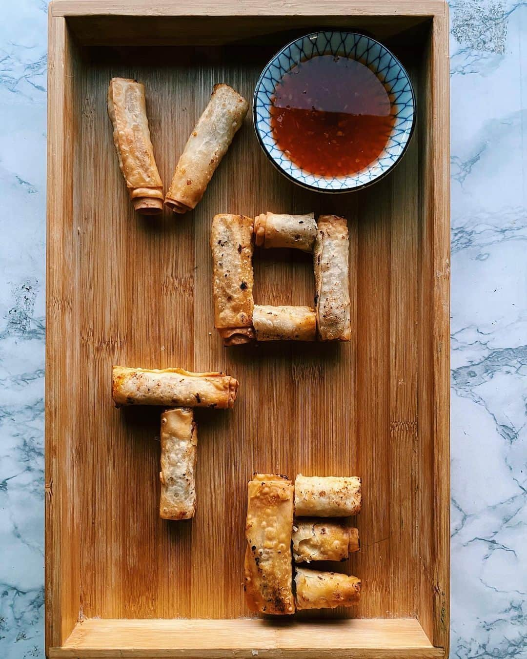 Antonietteのインスタグラム：「When it’s dinner time and everyone in the fam is either spelling words or playing Jenga with lumpia (Filipino 🇵🇭egg rolls). Lumpia always prevails! ✔️ 😆California, polls close at 8pm! #vote」