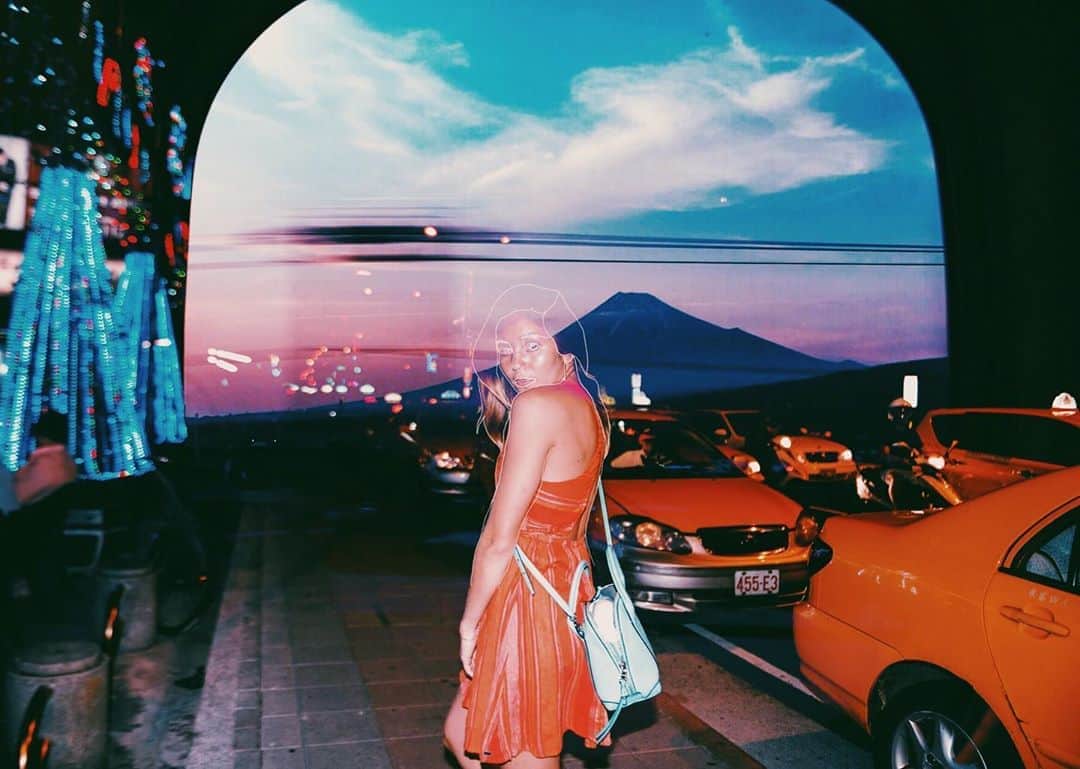 Amanda Kutakaのインスタグラム：「good energy is a gift. hold onto it. stay right there.」