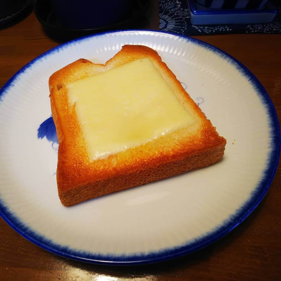 みながわゆみさんのインスタグラム写真 - (みながわゆみInstagram)「#パン #トースト #食パン #とろけるチーズ #チーズトースト #おいしい」11月4日 10時35分 - nama.09.19
