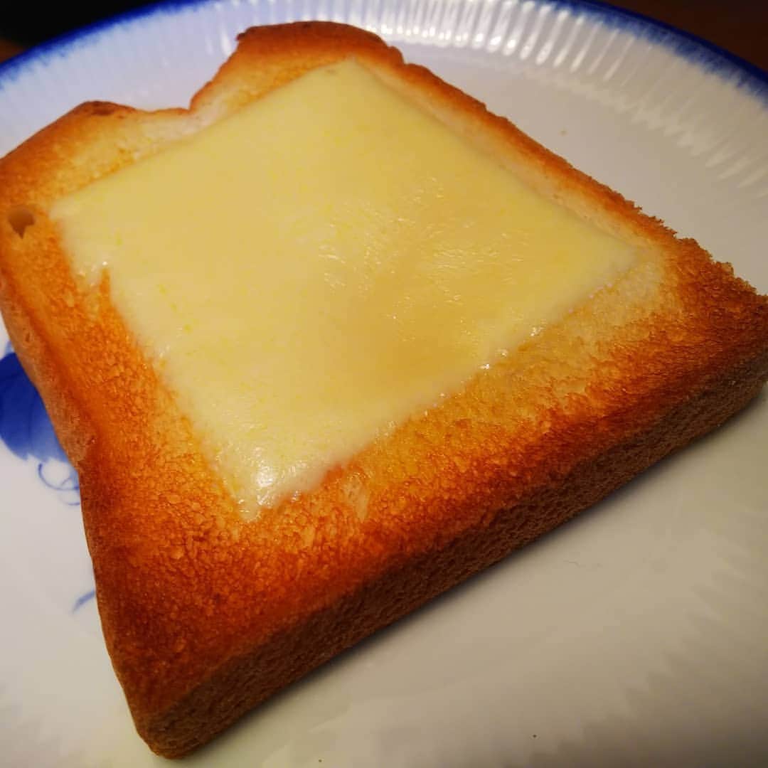 みながわゆみさんのインスタグラム写真 - (みながわゆみInstagram)「#パン #トースト #食パン #とろけるチーズ #チーズトースト #おいしい」11月4日 10時35分 - nama.09.19