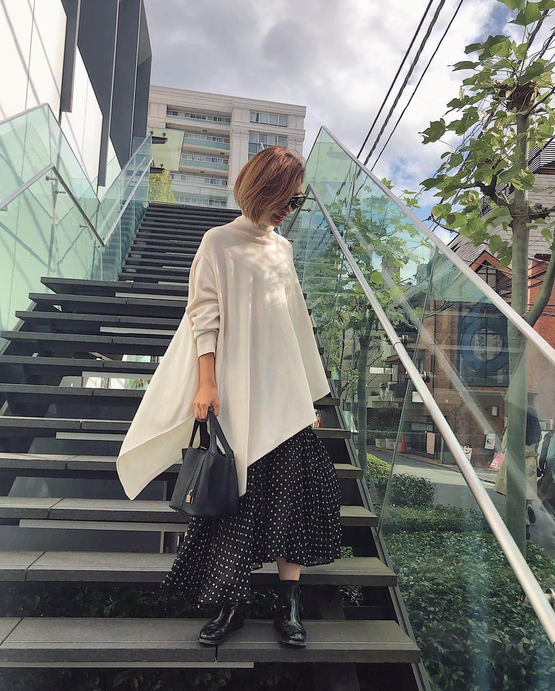 ryoko_juilletのインスタグラム：「Love my new polka-dot skirt from @fabrique_by_ambali.jp   揺れ感、アシンメトリー感、透け感、全てが計算し尽くされていて好みのnew in skirt。  重くなりがちな秋冬コーデも、シアーなスカートを合わせると抜け感が出て今の気分にマッチ😊」