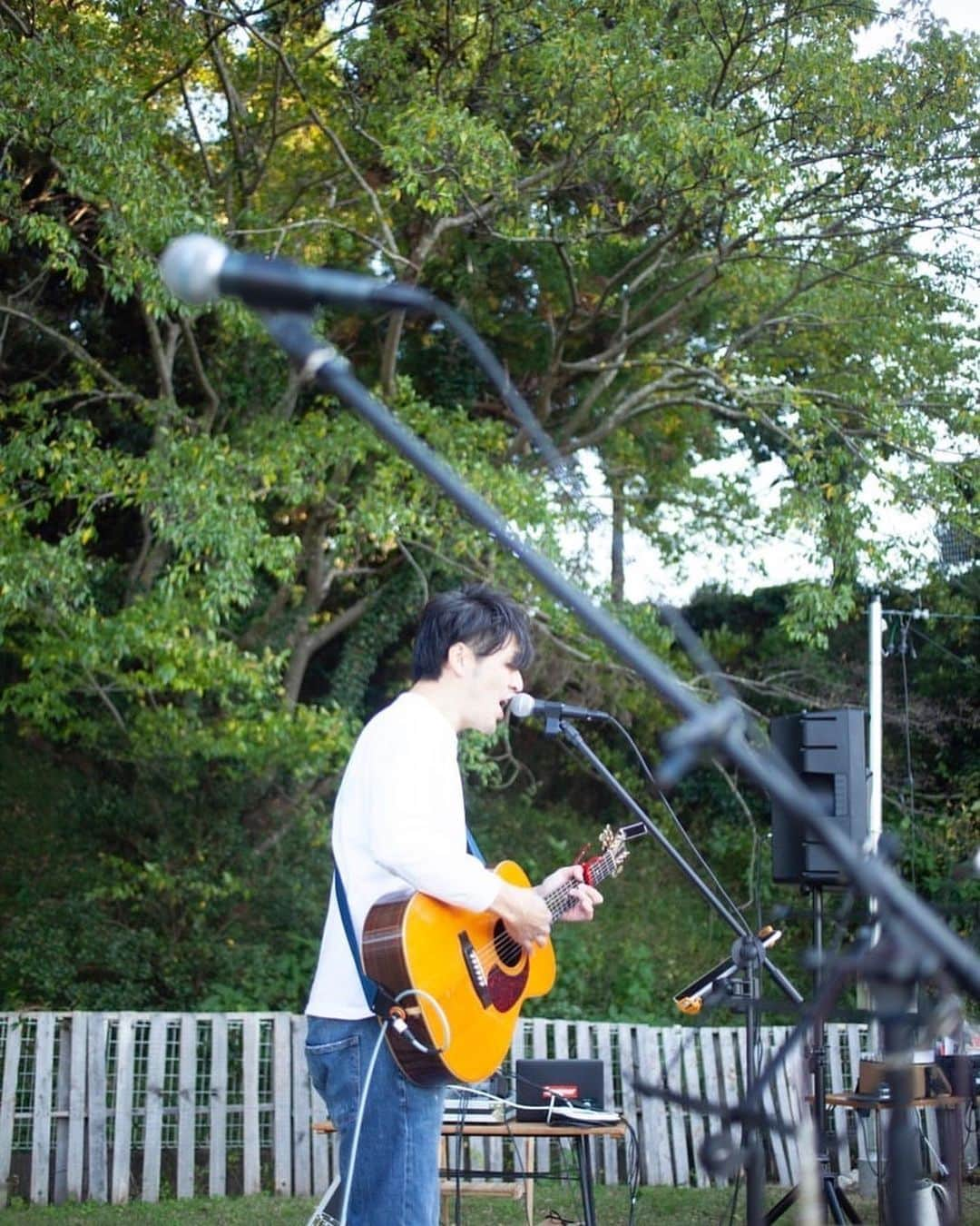 荒井岳史さんのインスタグラム写真 - (荒井岳史Instagram)「念願の伊勢はFOLK FOLK GARDENにケイシと共に、遂に行く事ができました。  東山くん始め、スタッフの皆さんや関わって一緒にイベントを作っていた方々が温かくていつものライブ以上のものを頂いた感じです。  ケイシのROOMS GARDEN TOURの参加もここまで。ROOMS最多出演者だからなのか、まるで自分のイベントの様な気持ちにさえ毎回なってます笑 ますます寒くなるから、この先も気をつけつつ楽しんで欲しいもんです。  観に来てくれた皆さん、ありがとうございました。 ここに書き切れないくらい、本当に良い日でした🙆🏻‍♂️  #keishitanaka #folkfolkgarden  #荒井岳史」11月4日 10時31分 - takeshi_arai