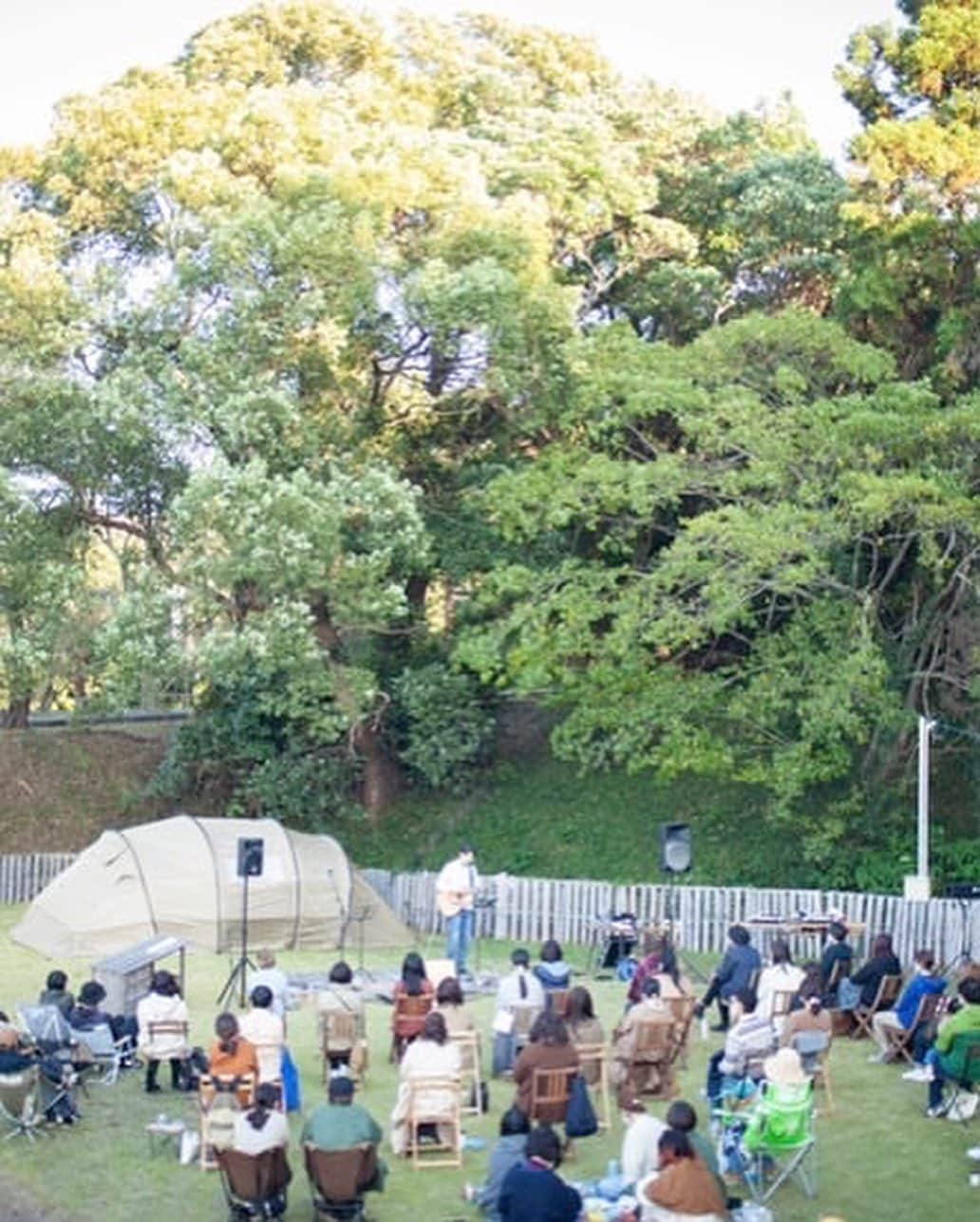 荒井岳史さんのインスタグラム写真 - (荒井岳史Instagram)「念願の伊勢はFOLK FOLK GARDENにケイシと共に、遂に行く事ができました。  東山くん始め、スタッフの皆さんや関わって一緒にイベントを作っていた方々が温かくていつものライブ以上のものを頂いた感じです。  ケイシのROOMS GARDEN TOURの参加もここまで。ROOMS最多出演者だからなのか、まるで自分のイベントの様な気持ちにさえ毎回なってます笑 ますます寒くなるから、この先も気をつけつつ楽しんで欲しいもんです。  観に来てくれた皆さん、ありがとうございました。 ここに書き切れないくらい、本当に良い日でした🙆🏻‍♂️  #keishitanaka #folkfolkgarden  #荒井岳史」11月4日 10時31分 - takeshi_arai