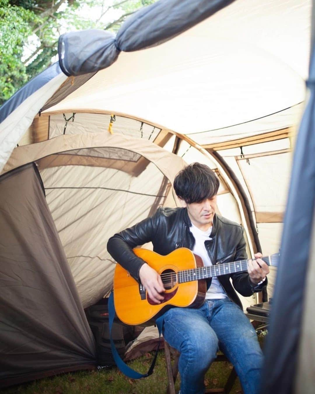 荒井岳史さんのインスタグラム写真 - (荒井岳史Instagram)「念願の伊勢はFOLK FOLK GARDENにケイシと共に、遂に行く事ができました。  東山くん始め、スタッフの皆さんや関わって一緒にイベントを作っていた方々が温かくていつものライブ以上のものを頂いた感じです。  ケイシのROOMS GARDEN TOURの参加もここまで。ROOMS最多出演者だからなのか、まるで自分のイベントの様な気持ちにさえ毎回なってます笑 ますます寒くなるから、この先も気をつけつつ楽しんで欲しいもんです。  観に来てくれた皆さん、ありがとうございました。 ここに書き切れないくらい、本当に良い日でした🙆🏻‍♂️  #keishitanaka #folkfolkgarden  #荒井岳史」11月4日 10時31分 - takeshi_arai