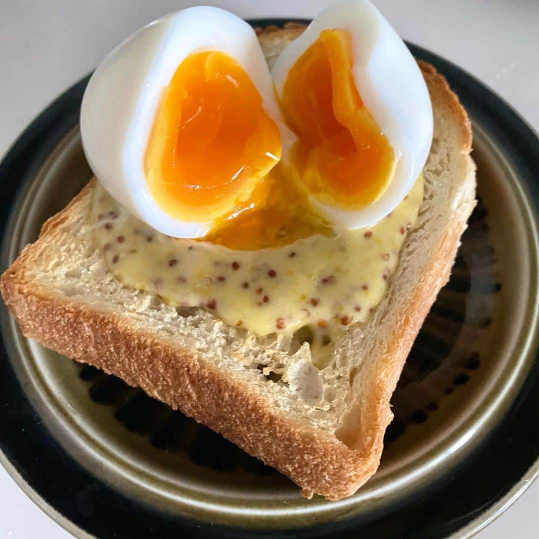 川村礼美のインスタグラム：「うふマヨトースト上手にできた🐣🧡  #うふマヨトースト #うふまよ #朝ごはん #朝ごはん部 #朝ごぱん #🍞 #🍳 #gm」