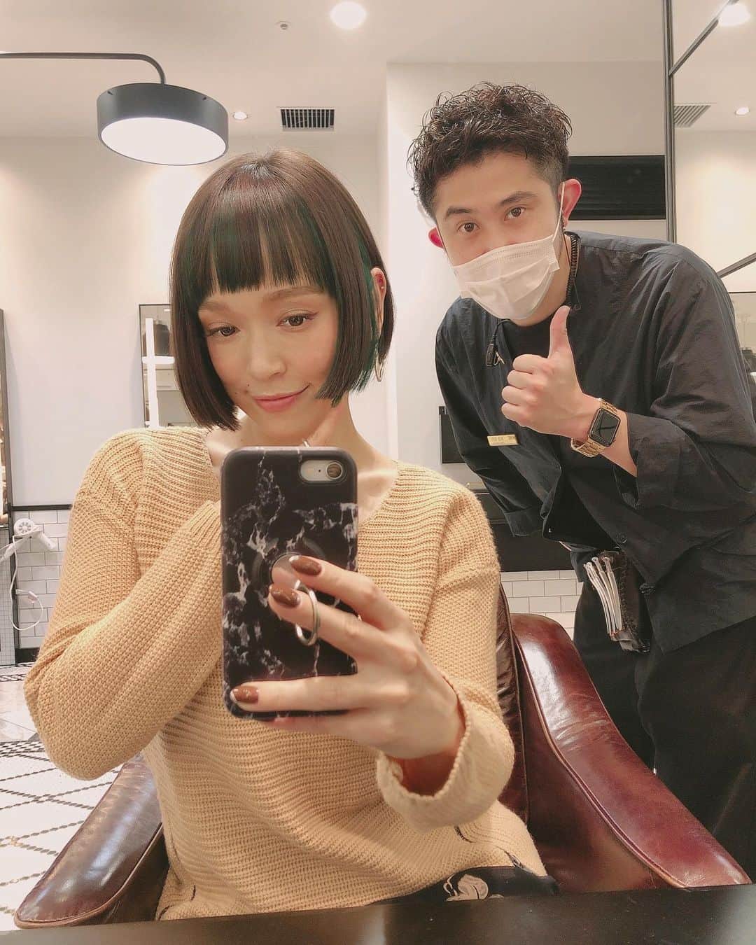 Soweluのインスタグラム：「気分転換に大好きなColorグリーンを ポイントで入れてみました🌿 @hi6nexus  6年ぶりの再会が嬉しかったなぁ ヒロくんありがとう〜☺︎  Newネイルは  秋っぽくグリーンとブラウンで左右 違うカラーにしたよ🍁アシメスタイル大好き @jasmilicious が紹介してくれた 故郷が同じアヤノちゃんにやってもらったよ @a_nail37  Thankyou＊ ・ ・ 気づけばもう11月 あさっては誕生日かぁ 時がたつの早過ぎる  寒さと乾燥ひどくなってきてるから みんな体気をつけてね〜✴︎ ・ ・ #autumncolors  #newhaircolor  #greenhighlights  #newstart」