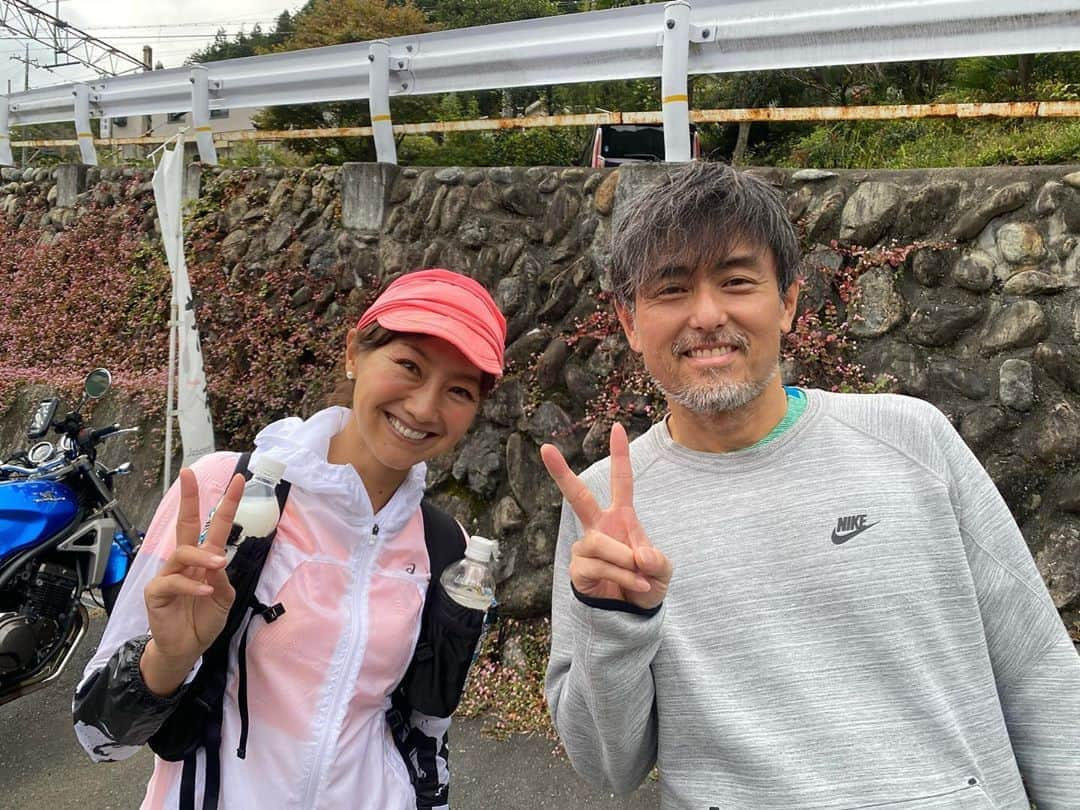 福島和可菜さんのインスタグラム写真 - (福島和可菜Instagram)「今日も晴れとるー☀☀☀ 天気が良いっていいね😁  今日もロケに出てます‼️  昨日のイベントの写真色々、載せますね👍  これからも、走る楽しみ、山の魅力を… たくさん伝えていきたいと思います⛰🏃‍♂️❤️  釣りももちろん🥰🐟  昨日は、シューズ、ウェアasicsさん👍 カラフルで可愛くかっこ良く☺️  改めて…ありがとうございました✨✨✨  また山を一緒に楽しみましょーう㊗️⛰㊗️  ONE TOKYOオフィシャルサポーター 福島和可菜  #one #tokyo #イベント #オフィシャルサポーター #asics #アシックス #山 #mountain #trail #running #trailrunning #姉妹 #福島姉妹 #sister #ミーナさん #コーチ #Love #running #走る #トレラン #outdoor #サブスリー #惣岳山 #岩茸石山 #ありがとうございました #🏃‍♂️ #⛰ #👟 #☀️ #😊 #🥰」11月4日 10時45分 - fukushimawakana