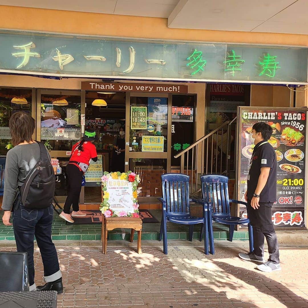 華彩ななさんのインスタグラム写真 - (華彩ななInstagram)「【沖縄市レポート②】  洗練されたショッピングモール『プラザハウス』でショッピングしたり、基地の街コザで街歩き！ プラザハウスのスーパーの調味料の品揃えが凄くて、急いでお買い物しちゃいました✨ 直接海外に買い付けに行ってるというファッションブティックは、とてもお洒落な物ばかり❤️  コザの街歩きはガイドさん付きだったので、街の歴史や、お店の事等とてもよく分かりました😊  沖縄市は34％が米軍基地なので、街の雰囲気が那覇等と全然違います✨ タコス屋さんや、バーやライブハウス、タトゥー屋さん、ワッペン屋さん、小さめのホテル、千ベロの飲み屋さん等、昼と夜で雰囲気が全く変わります✨ DEEPなお店がとても多く、奥深い😌 夕食後はガイドさんに案内していただき、 コザnightは四軒ハシゴしました😂🎶笑  『エイサー会館』でエイサー体験(太鼓)をしました😊💕  普段は60分のレッスン後に衣装を着てやるみたいなのですが、この日は20分のレッスンでした😌 想像以上の叩きやすく、初心者の私でも楽しめました😌💓  ここまででも足が痛くなる位歩いて観光したのですが、 まだまだ続きます✨  →続く✨」11月4日 10時47分 - nanakasai