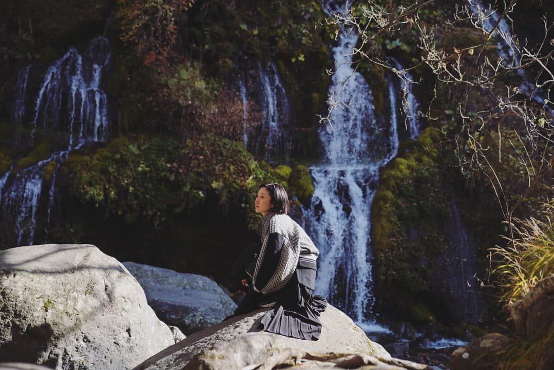 山本真由美さんのインスタグラム写真 - (山本真由美Instagram)「. . 吐竜の滝🐉🌿 . . まいなすいおんまいなすいおんまいな すいおーん± + - ♀♂ . . #滝　#waterfall #photography  #甲斐駒ヶ岳　#八ヶ岳　#富士山　　 #mtfuji #mountain #nature  #japan #nagano #yamanashi  #trip #stay #長野 #山梨 #likeforlikes  #season #onsen #sauna #ドリューバリモア #mamekurogouchi #coordinate」11月4日 10時49分 - mayumi_yamamoto.official