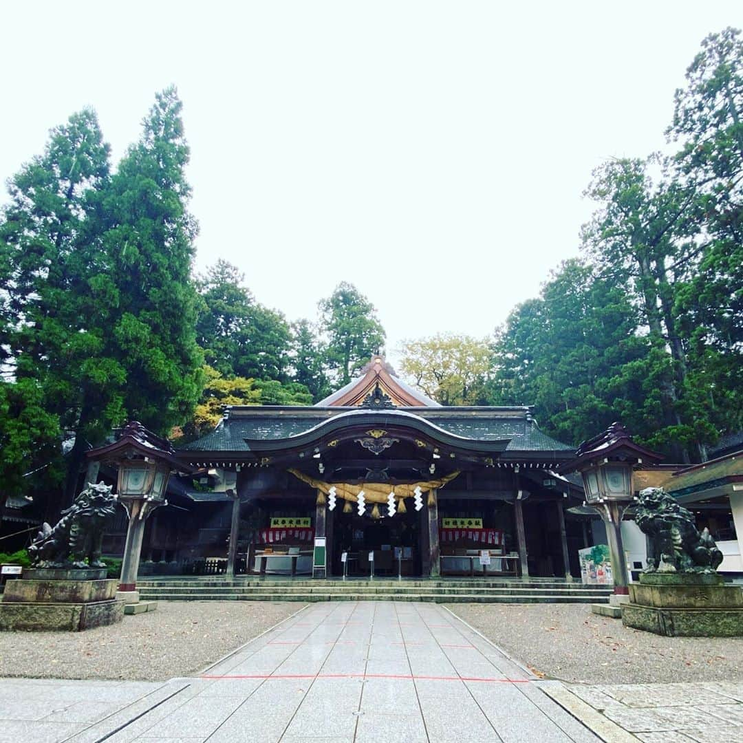 LOVE ME DOさんのインスタグラム写真 - (LOVE ME DOInstagram)「白山比咩神社に行きました。 #縁結び  #恋愛運アップ #恋に効く #恋が叶う など言われています。良かったら画像使ってみてね。  リアルイベント チケット発売中！ 2020年11月8日（日）お昼 Love Me Doラブちゃんの 開運･占いトークライブ ～満月の力、おかりします！vol.22  金運爆上げ！ あなたの未来を明るくする 仕事運、金運アップ術を伝授！ 開場 11:30  開演 12:30  終演 15:00 予定  会場 東京カルチャーカルチャー  リアルイベント チケット発売中！ 2020年11月8日（日）夜 Love Me Doラブちゃんの 開運･占いトークライブ ～満月の力、おかりします！vol.23  必ず運気がアップする！ 年末までにすべき7つの約束事 開場 17:00  開演 18:00  終演 20:30 予定  会場 東京カルチャーカルチャー  12月10日発売！ Amazonで予約受け付け中です！  Love Me Doの大予言 〜2021年から輝く未来を築くために〜     オカルトメディア TOCANAのオフィシャルショップ｜ TOCANA STORE で発売！ 予約開始！ 【限定・開運チャクラシール付】 願いが叶う 月見手帳2021 Love Me Do【送料無料】  #石川県旅行  #石川県白山市 #石川県パワースポット #白山比咩神社 #待ち受けにどうぞ #待ち受け画面  #待ち受け画像」11月4日 10時55分 - lovemedo_fortunteller