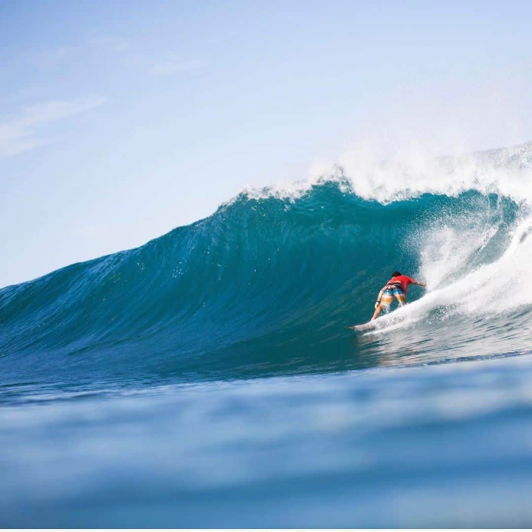 アドリアーノ・デ・ソウザのインスタグラム：「Belo ângulo do @zeemillz na minha melhor onda do dia 😍🔥/ Sick angle from @zeemillz at Backdoor 🤙 mahalo bradda 🤙」