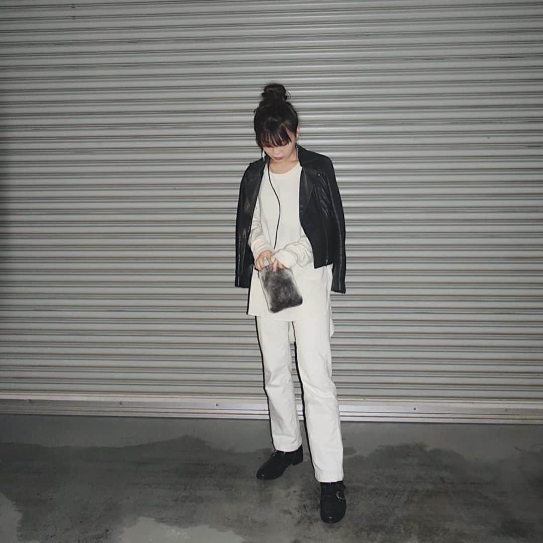 三橋栄香のインスタグラム：「🤍🤍  白×白だいすきな組み合わせ！ デニムがストレッチ素材で履き心地よい〜〜&秋冬は全体的に暗くなりがちだから白ボトム重宝しそうだなぁ🌱 このプルオーバーは楽ちんすぎて、お気に入り！ フィンガーホール付きの袖だから手の甲まで隠れてさりげなく暖かいとゆう嬉しい1着☺️👏🏻」