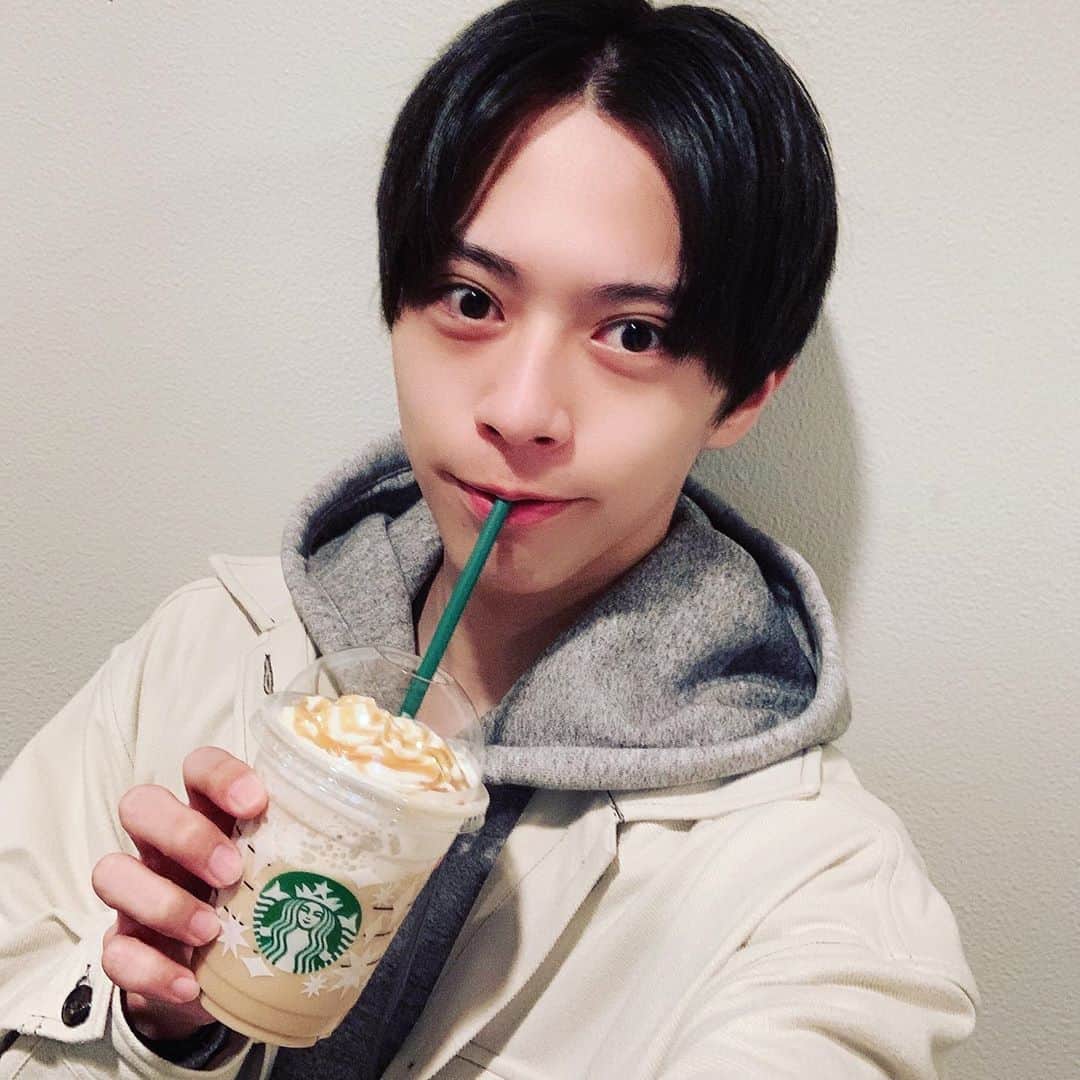 桜木大河のインスタグラム：「朝からおしゃんしゃん！！！！！ キャラメルフラペチーノ！！！！ マキアートだったかな....？？？  #スタバ #サイズは指さしで選ぶ #読めん」