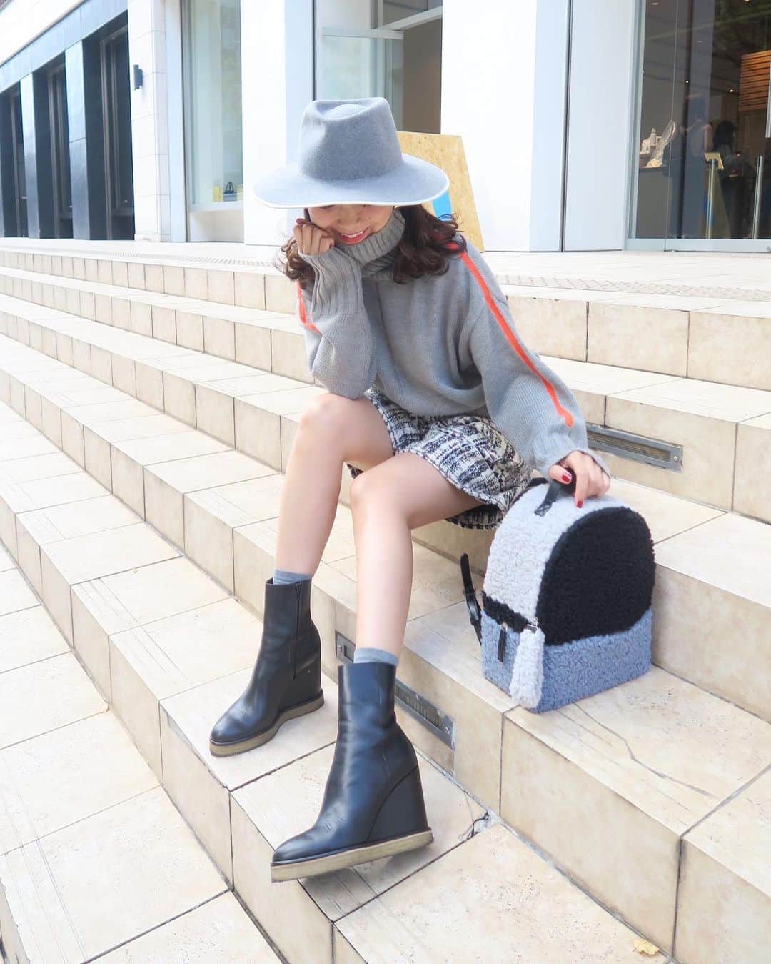 Mai Wakimizuのインスタグラム：「昨日のcoordinate♡バイカラーニット＆ツイードショートパンツの組み合わせ、どのカラーを持って来ても絶対的に可愛い＼(^o^)／お色を迷ってる方も多いはず。それぞれでスタイリングもしやすいので、この1コーデあるととっても便利♡ニットgrayだとblackトーン、brownトーンどちらにも合うので小物選びに悩まず済む！この日はblackで。 予約販売では幅広い年齢の方に人気だったバックパック、通常販売も明日同時開始です！ #wakkinstyle#ootd#coordinate#ママコーデ tops&pants&bag:#linkable @linkable_official(明日5日発売) shoes:#celine hat:#lamaisondelyllis」