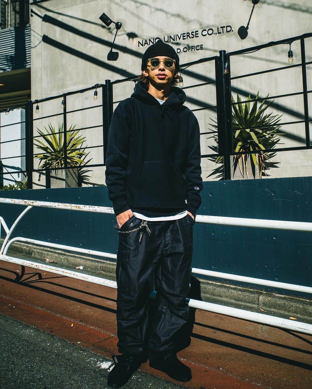 雄三 雨宮さんのインスタグラム写真 - (雄三 雨宮Instagram)「ラフな　#allblackstyle   #パーカー #パーカーコーデ  #パーカー男子  #champion  #championreverseweave  #reverseweave  #チャンピオン #descendant  #dcdt_2014  #クラークス #clarkswallabees  #clarks  #ワラビー #サングラス #ayame」11月4日 11時14分 - amezooon