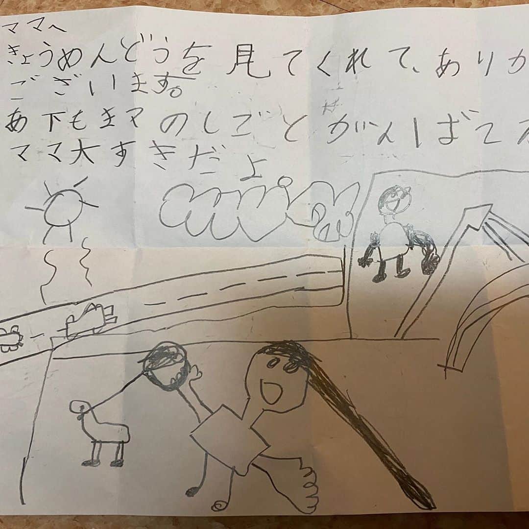 蒼井里紗のインスタグラム：「次男と長女は、よく手紙をくれます(^^)  次男は漢字が出てきたし、 長女は字が上手になってきた。  間違いがあっても、それがまた可愛いし、 思い出。  長女のは取っ手がついてた。笑  全部とってあって、かなりの量になりました。 立体のものは収納に困るけど、 捨てられてない！  反抗期に泣きながら読み返すだろうな。  #3人育児  #子どもの手紙  #母の宝物」