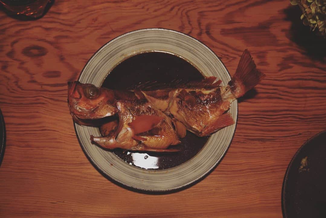 山本真由美さんのインスタグラム写真 - (山本真由美Instagram)「. . 八戸から届いた、 大きなめばる！！ 秋鮭🍂をいただきました。🍅🌿 . 大好きな場所で 大好きな人たちに会えて嬉しかった。 この上ないご馳走、ありがとうございました。 みんなで食べれる幸せ。 . . #めばる #秋鮭　 #魚 #fish #和食 #八戸　 #decobotanical #garden  #北杜 #山梨 #yamanashi  #music #nature #開拓 #japan  #eatalot #healty #cooking #delicious  #food #chopsticks #黒米 #武川米　 #いただきます #美味しい #煮付け #器　 #likeforlikes #photography #life 🥢」11月4日 11時17分 - mayumi_yamamoto.official