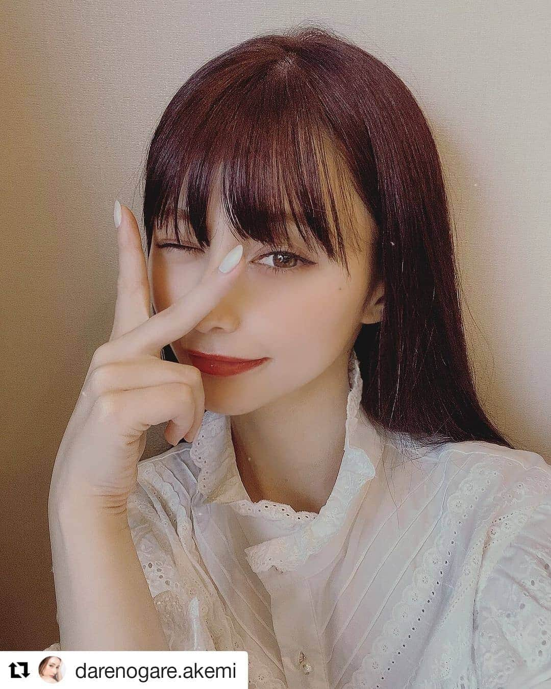 ROIさんのインスタグラム写真 - (ROIInstagram)「ダレノガレ明美さん💜. いつも有難うございます🙇✨. 担当はディレクターNOGUCHI✌️. . #ダレノガレ明美　さん😍. #ROI #NOGUCHI #野口尊 #hairsalon #hairarrange #haircut #haircare #hairstyle #青山ヘアサロン #表参道ヘアサロン#青山美容室#表参道美容室#青山 #表参道 #ピンクベージュ#ピンクベージュカラー #ピンクベージュヘアカラー #ヘアカラー#ヘアカラートレンド #ヘアカラーチェンジ #ヘアカラーピンク #前髪長め #前髪アレンジ #前髪カット #髪質改善サロン #髪質改善美容室 #髪質改善 #髪質改善トリートメント . . . . . . #Repost @darenogare.akemi (@get_repost) ・・・ 髪の毛の色いいかんじ💋 ピンクベージュ☺️ 野口さんって本当に私の理想の髪型にしてくれる✨ あ！ちなみにエクステをまたつけました！長さが足りなくて… 前髪は流せるし、前髪もつくれる長さにしてもらってます☺️ いつもありがとうございます☺️ @roi_salon」11月4日 11時20分 - roi_salon