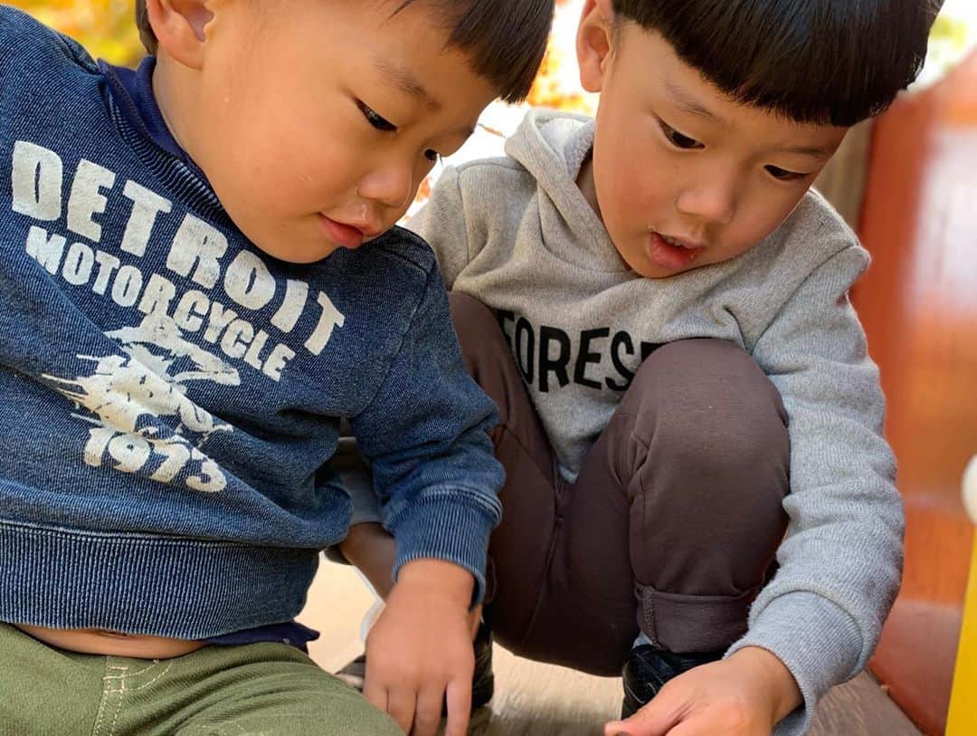 Miho Tanakaさんのインスタグラム写真 - (Miho TanakaInstagram)「. 土曜日から毎日子どもがいる生活👶👦  なんもできへん🤣🤣🤣  家事さえもままならないことに着目するとストレスに感じるけど、やらなあかんことを一旦無視して目の前の遊びだけを全力でやると、めちゃくちゃ尊い時間に感じるよ。  いつまでママを取り合いしてケンカしてくれるんかな😂？  _____________  #男の子兄弟 #男の子兄弟ママ  #5歳1歳 #4歳差育児  80がサイズアウト 腹巻きせなお腹見える #男の子ママ #男の子兄弟は大変 #家事 #全力 #腹巻きせ #尊い時間 #目 #土曜日 #お腹 #ままならないこと #ストレス #サイズアウト #ママ #子ども #生活 #80 #いつまで #無視 #着目 #ケンカ #めちゃくちゃ #なん #遊び #腹巻き #夫婦 #家族」11月4日 11時24分 - mie__blogger