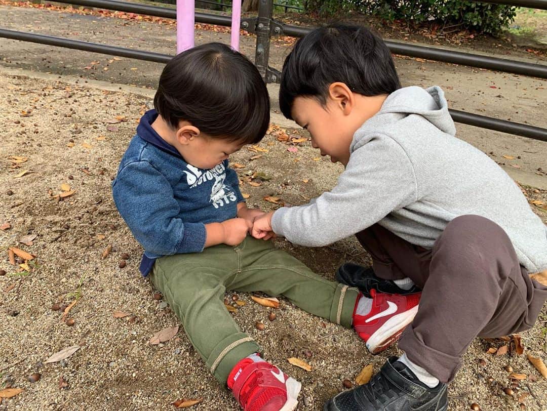 Miho Tanakaさんのインスタグラム写真 - (Miho TanakaInstagram)「. 土曜日から毎日子どもがいる生活👶👦  なんもできへん🤣🤣🤣  家事さえもままならないことに着目するとストレスに感じるけど、やらなあかんことを一旦無視して目の前の遊びだけを全力でやると、めちゃくちゃ尊い時間に感じるよ。  いつまでママを取り合いしてケンカしてくれるんかな😂？  _____________  #男の子兄弟 #男の子兄弟ママ  #5歳1歳 #4歳差育児  80がサイズアウト 腹巻きせなお腹見える #男の子ママ #男の子兄弟は大変 #家事 #全力 #腹巻きせ #尊い時間 #目 #土曜日 #お腹 #ままならないこと #ストレス #サイズアウト #ママ #子ども #生活 #80 #いつまで #無視 #着目 #ケンカ #めちゃくちゃ #なん #遊び #腹巻き #夫婦 #家族」11月4日 11時24分 - mie__blogger