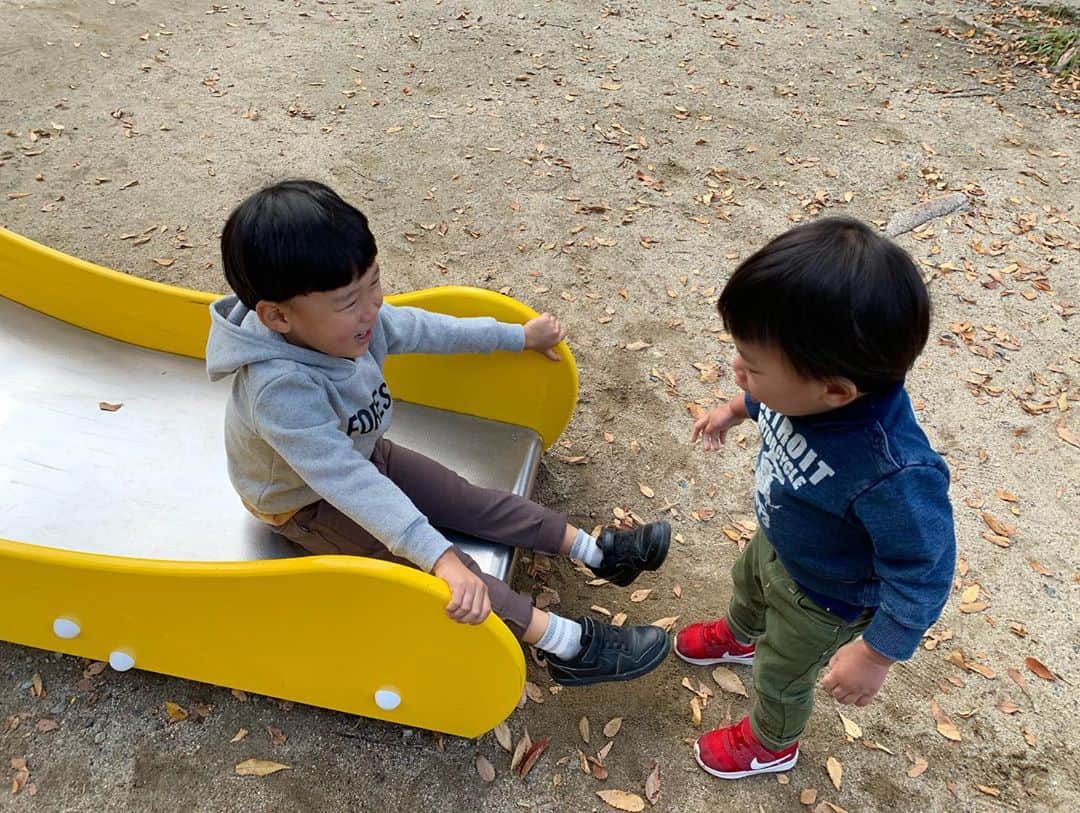 Miho Tanakaさんのインスタグラム写真 - (Miho TanakaInstagram)「. 土曜日から毎日子どもがいる生活👶👦  なんもできへん🤣🤣🤣  家事さえもままならないことに着目するとストレスに感じるけど、やらなあかんことを一旦無視して目の前の遊びだけを全力でやると、めちゃくちゃ尊い時間に感じるよ。  いつまでママを取り合いしてケンカしてくれるんかな😂？  _____________  #男の子兄弟 #男の子兄弟ママ  #5歳1歳 #4歳差育児  80がサイズアウト 腹巻きせなお腹見える #男の子ママ #男の子兄弟は大変 #家事 #全力 #腹巻きせ #尊い時間 #目 #土曜日 #お腹 #ままならないこと #ストレス #サイズアウト #ママ #子ども #生活 #80 #いつまで #無視 #着目 #ケンカ #めちゃくちゃ #なん #遊び #腹巻き #夫婦 #家族」11月4日 11時24分 - mie__blogger