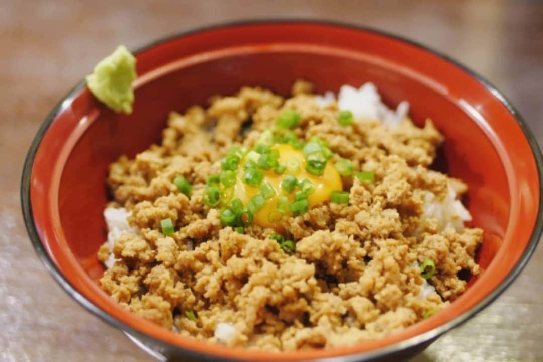 のインスタグラム：「FM NACK5今日のラッキーフード占い！  金運をUPさせてくれるのは、鶏肉。 鶏のそぼろ丼を食べよう。鶏のひき肉が硬貨の集まりのように見えてくるかも？　お金が集まるのをイメージできそう。  #美味しい物を食べて運気UP  #ラッキーランチ　#ラッキーフード　#fmnack5　#スマイルサミット　#mahiroutsukita #宇月田麻裕　#開運食べ物 #パワーフード　  #開運フード   FM NACK5 「Smile SUMMIT」　　美味しい物を食べて運気UP!　開運研究家　ウツキタマヒロの「Lucky Lunch」  月曜～木曜　11時ころオンエアー￼  陰陽五行(ｲﾝﾖｳｺﾞｷﾞｮｳ)による今日のあなたのラッキーフードは？  ランチで食べられなかったあなたは、ディナーでもOK！  (アレルギーの人は食べたらだめよ(^-^;)  よかったら、聴いてみてくださいね💛📻」